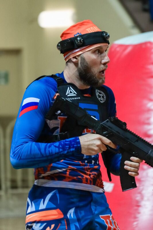 Боец LASERWAR в оранжевой шапке и синей форме